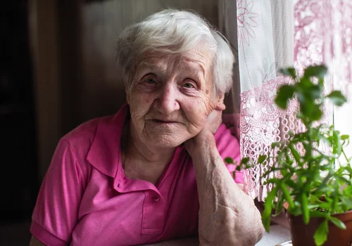 Rząd planuje nowe zasady po darowiźnie mieszkania. Rodzina może zapłacić za DPS seniora