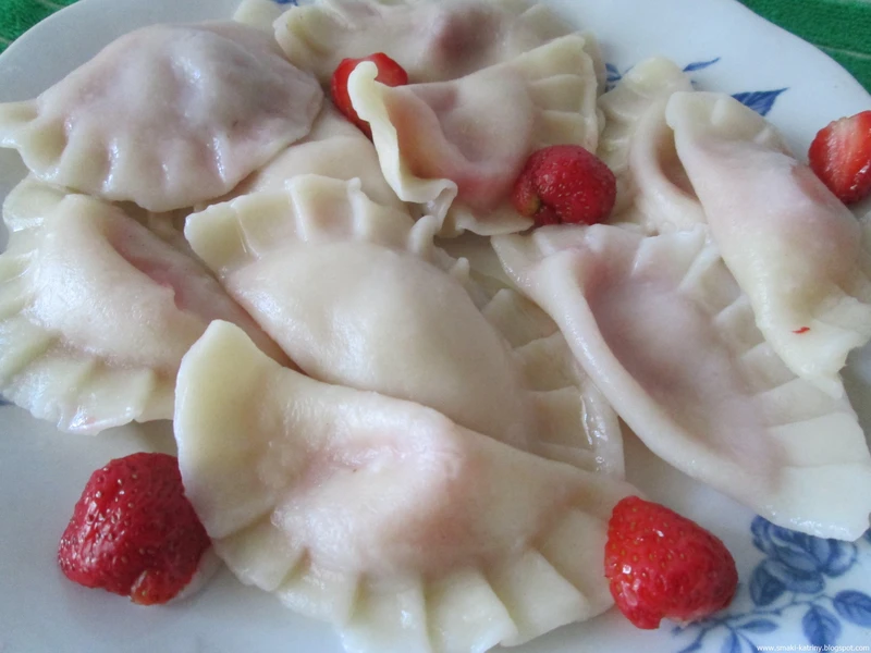 Pierogi z truskawkami-mięciutkie, rewelacyjne ciasto parzone :)