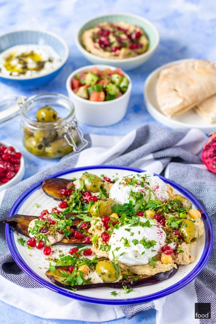 Izraelskie śniadanie: smażony bakłażan z hummusem i jajkiem w koszulce