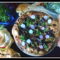 Pizza z pieczarkami, zielonym groszkiem i rzodkiewką