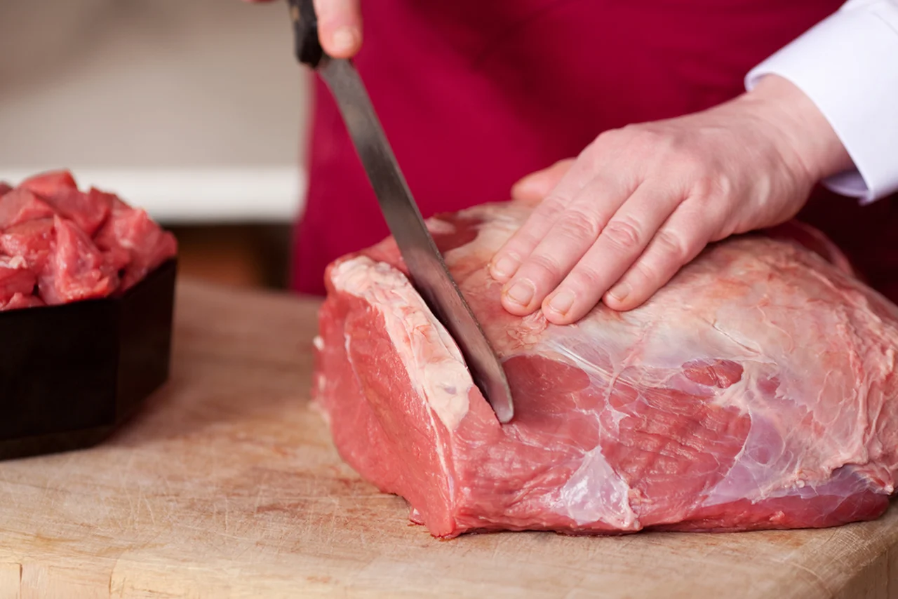 Jak sprawnie pokroić mięso na równe kawałki?