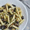 Penne z pieczarkami i czarnymi oliwkami