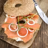 BAJGLE Z WĘDZONYM ŁOSOSIEM