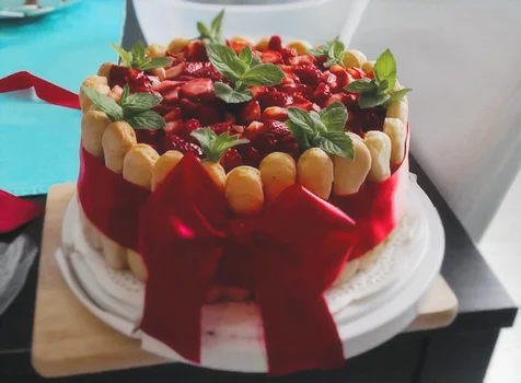 Tort waniliowy z truskawkami