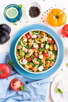 Panzanella, czyli sałatka z pomidorami, grzankami i mozzarellą