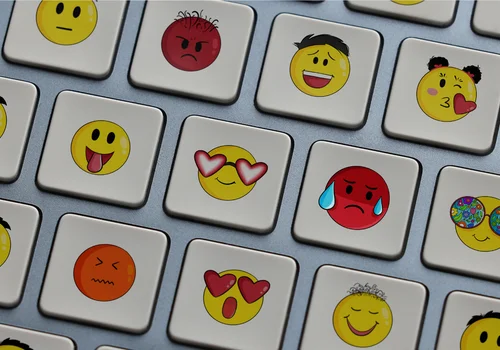 Światowy Dzień Emoji: Historia i Znaczenie Małych Ikon w Naszej Komunikacji