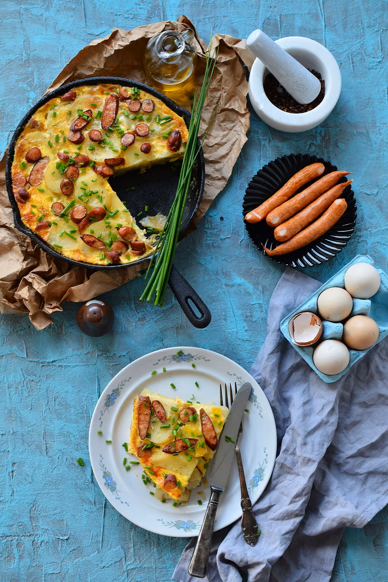 FRITTATA Z MŁODYCH ZIEMNIAKÓW, KIEŁBASEK I SZCZYPIORKU!
