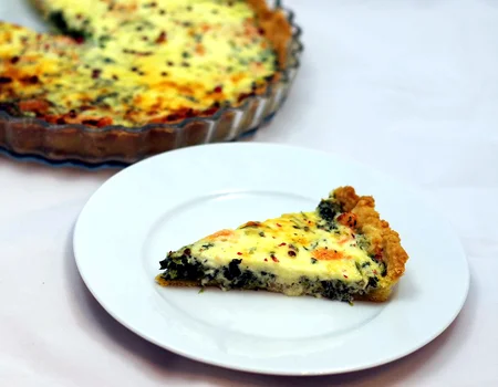 Tarta z łososiem i szpinakiem