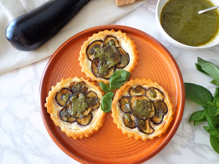 Tartaletki z bakłażanem, kozim serem i pesto