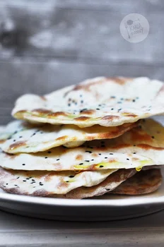 Chlebki naan z czarnuszką