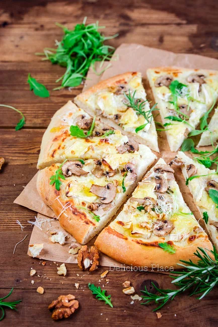 Biała pizza z pieczarkami, truflą i camembertem