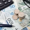 Pensja minimalna w górę, składki również: Sprawdź, ile zarobisz w 2025 roku!