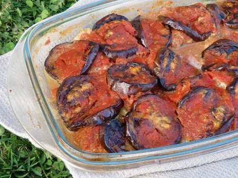 Bakłażany zapiekane w sosie pomidorowym z pulpecikami i mozzarellą