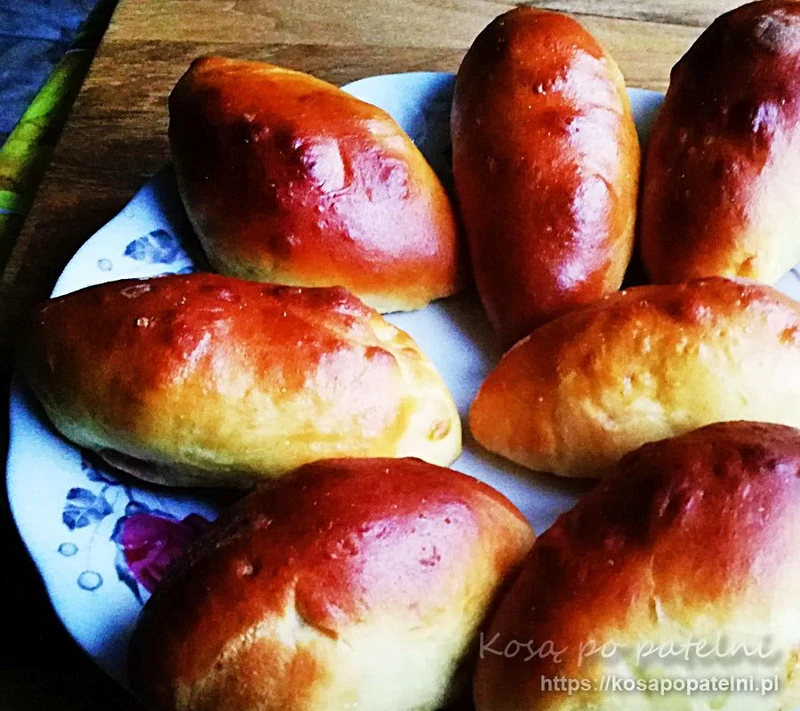 Drożdżówki ze śliwkami