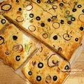 Foccacia z oliwkami i rozmarynem