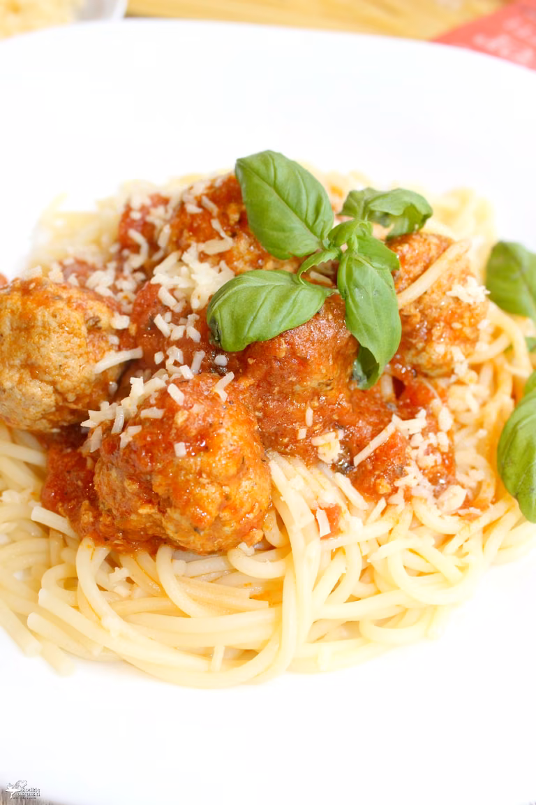 Spaghetti z pulpecikami w pomidorowym sosie