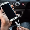 Ładujesz telefon w SAMOCHODZIE? Lepiej przestań!
