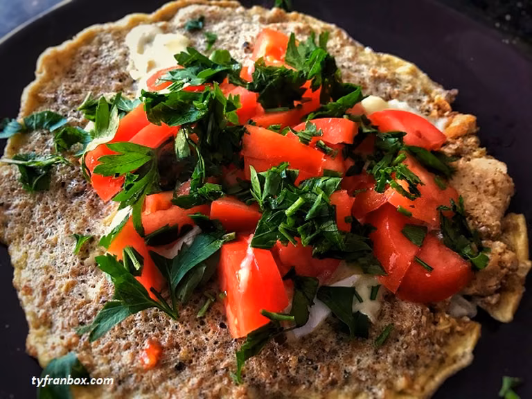 Omlet fit z serem pleśniowym i pomidorami