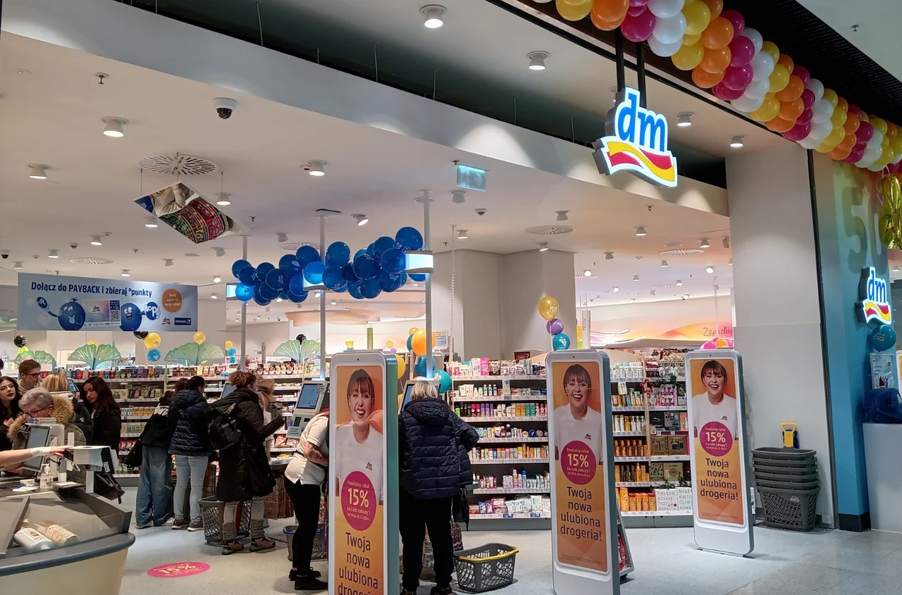 Nowa sieć kosmetyczna rozdaje darmowe kosmetyki! Konkurent Rossmanna otwiera kolejny sklep i kusi rabatami