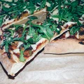 PIZZA NA WŁOSKIM CIEŚCIE Z WĘDZONYMI PIECZARKAMI I RUKOLĄ