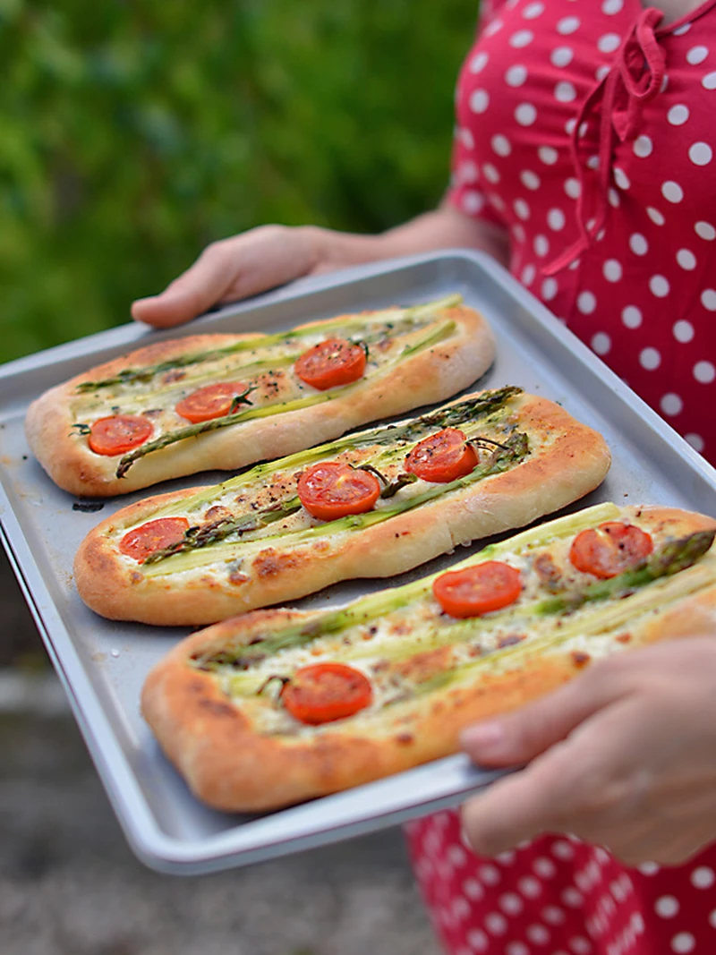 Pizza ze szparagami z sosem serowym
