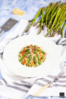 Makaron orzo ze szparagami, boczkiem i parmezanem