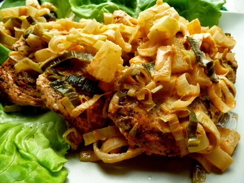 Kurczak w porach z ananasem