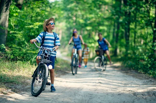 Rodzice, bądźcie czujni! Wycieczka rowerowa z dzieckiem może przynieść wysoki mandat!