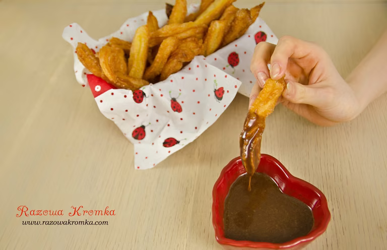 churros z sosem czekoladowo-cynamonowym
