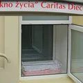 Porzuciła dwulatkę w oknie życia, a teraz chce ją odzyskać. Czy dziecko powinno wrócić do matki?