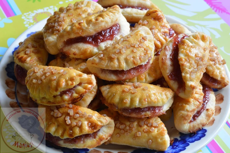 Drożdżowe pierożki z dżemem