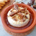 Pieczony camembert z orzechami, migdałami i figami