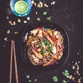 Makaron soba z kurczakiem, warzywami i sosem orzechowym