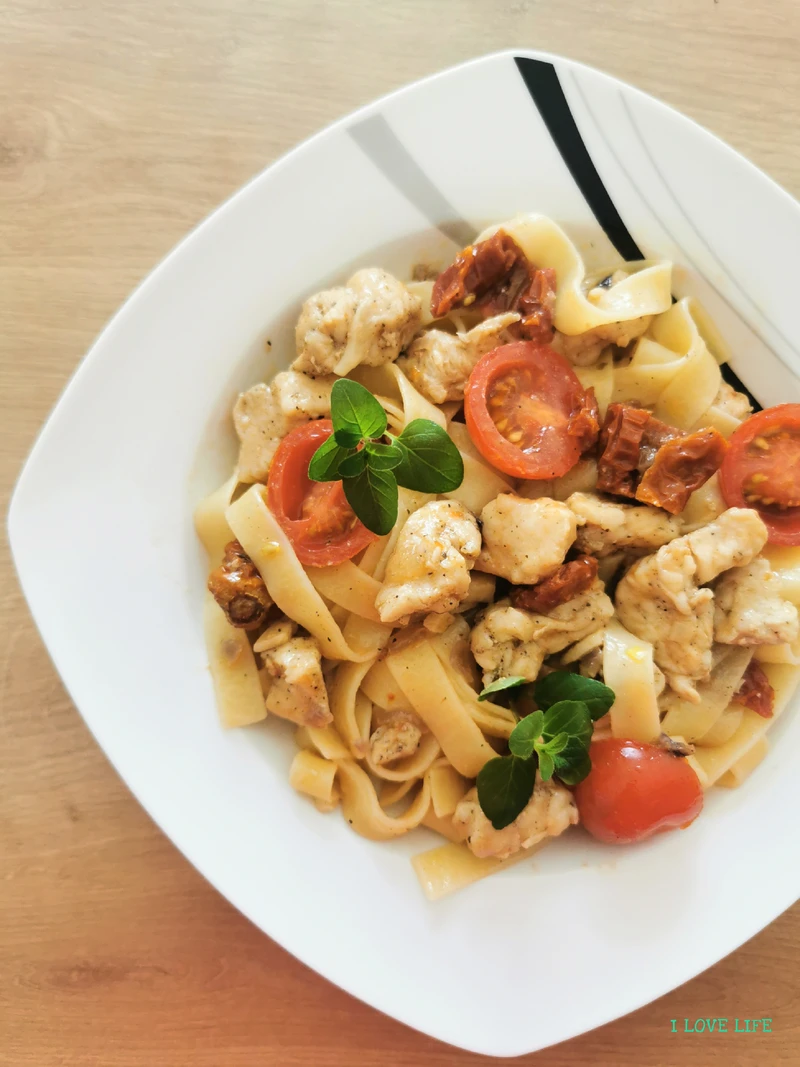 Makaron z tagiatelle z indykiem i pomidorkami
