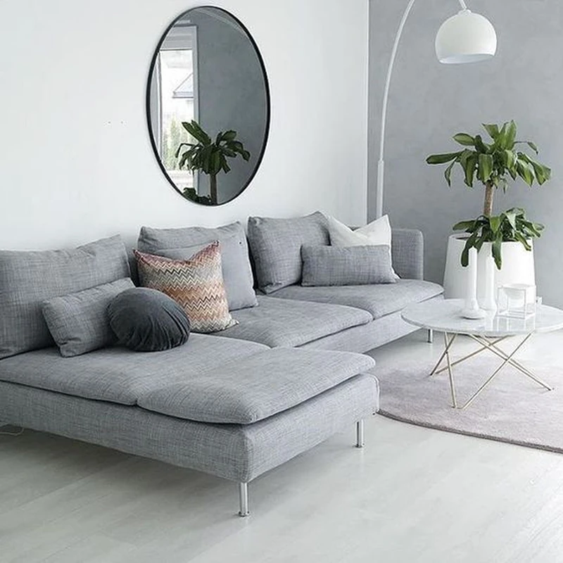 Szara sofa na wąskich nogach