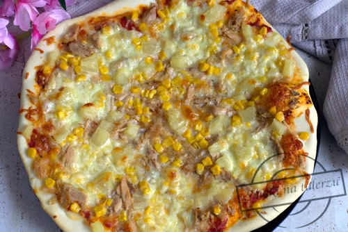 Pizza z tuńczykiem i ananasem