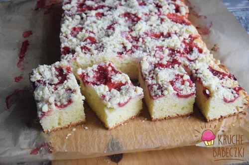 SZYBKIE CIASTO JOGURTOWE Z TRUSKAWKAMI I KRUSZONKĄ
