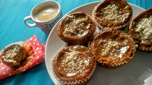 Bezglutenowe muffinki gruszkowe z kajmakiem i orzechami. Szybkie, wilgotne, pyszne! :)
