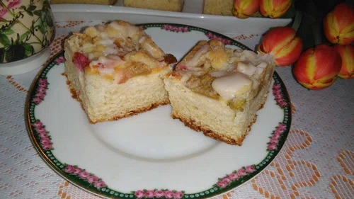 Ciasto drożdżowe z rabarbarem i serem