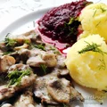 Wątróbki drobiowe z pieczarkami w sosie śmietanowym