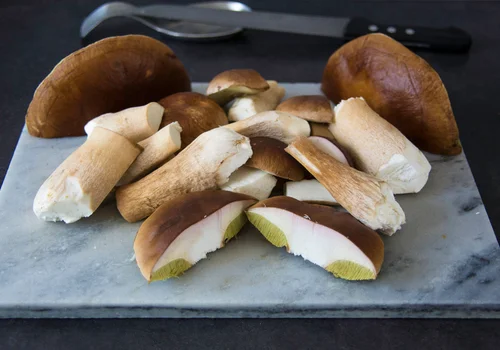 Większość Polaków smaży grzyby w zły sposób! Zmień ten jeden krok, a pokochasz efekt