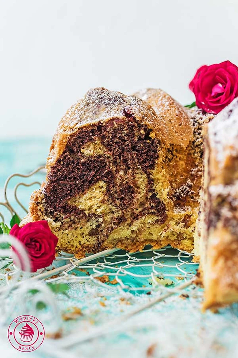 Łaciata babka z wiśniami