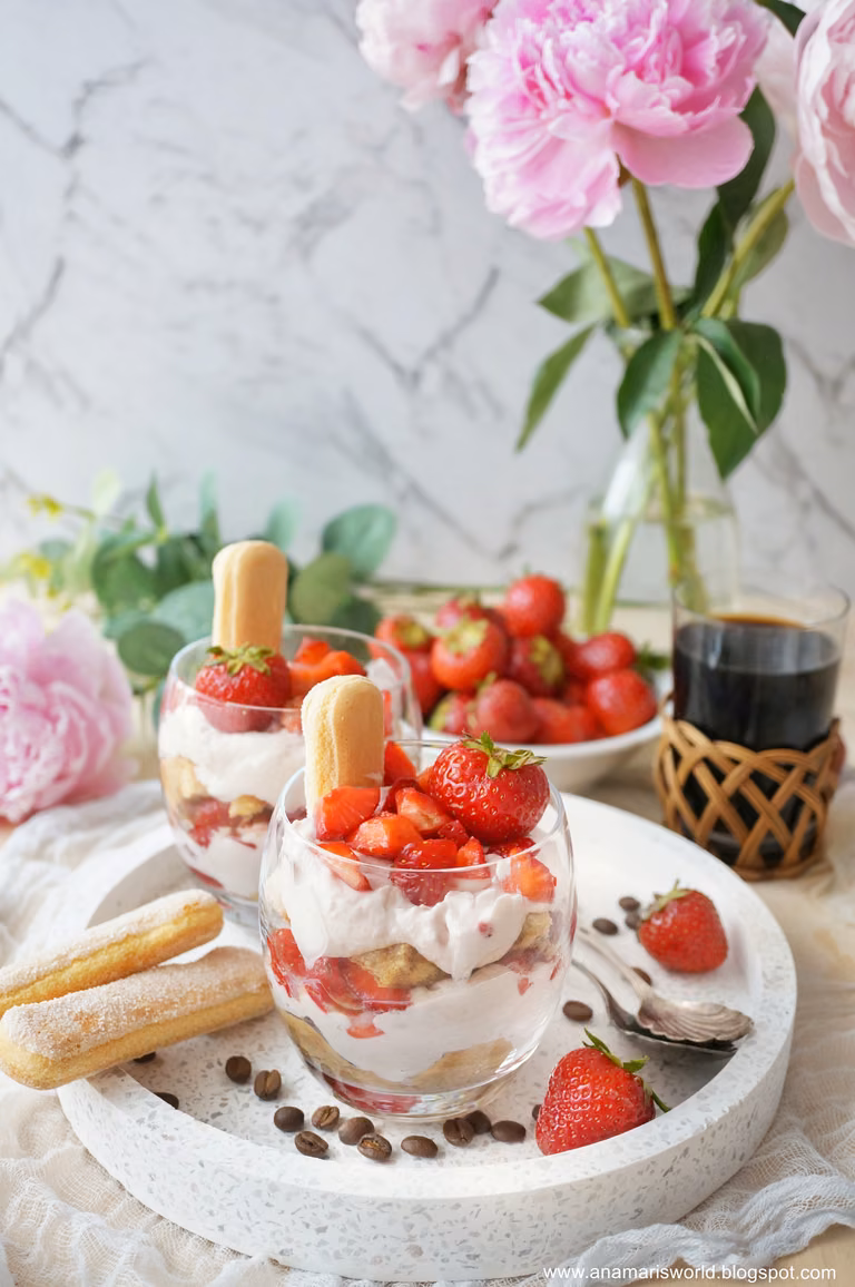 Deser tiramisu z truskawkami