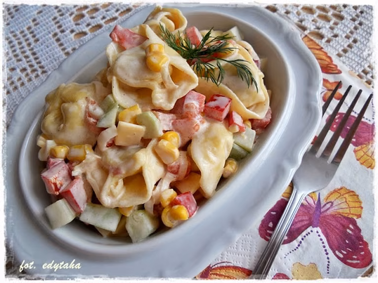 Sałatka z mięsnymi tortellini