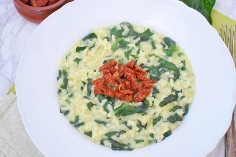 Risotto ze szpinakiem i suszonymi pomidorami