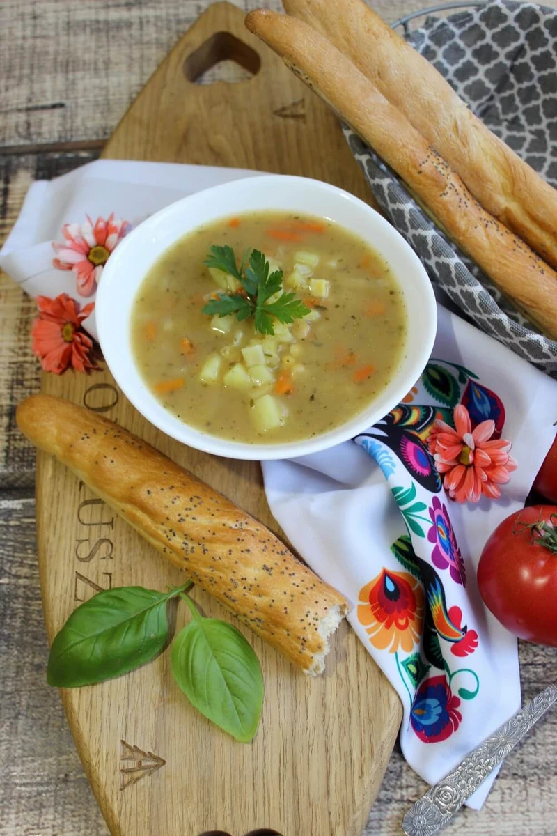 Szybka zupa grochowa z drożdżowymi paluchami z makiem