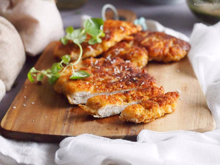 Pierś kurczaka w panierce parmezanowej