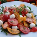 Mini caprese na rukoli