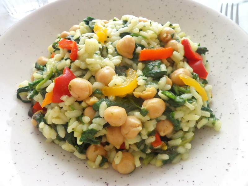 Risotto ze szpinakiem, papryką i ciecierzycą