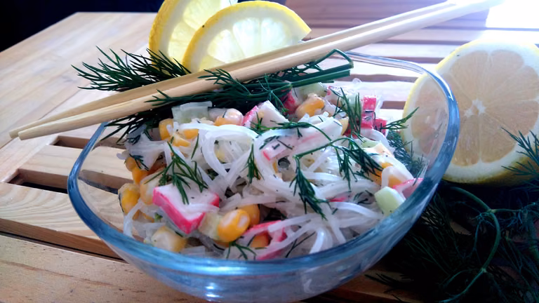 Fit: sałatka z surimi z lekki sosem jogurtowo- czosnkowym.